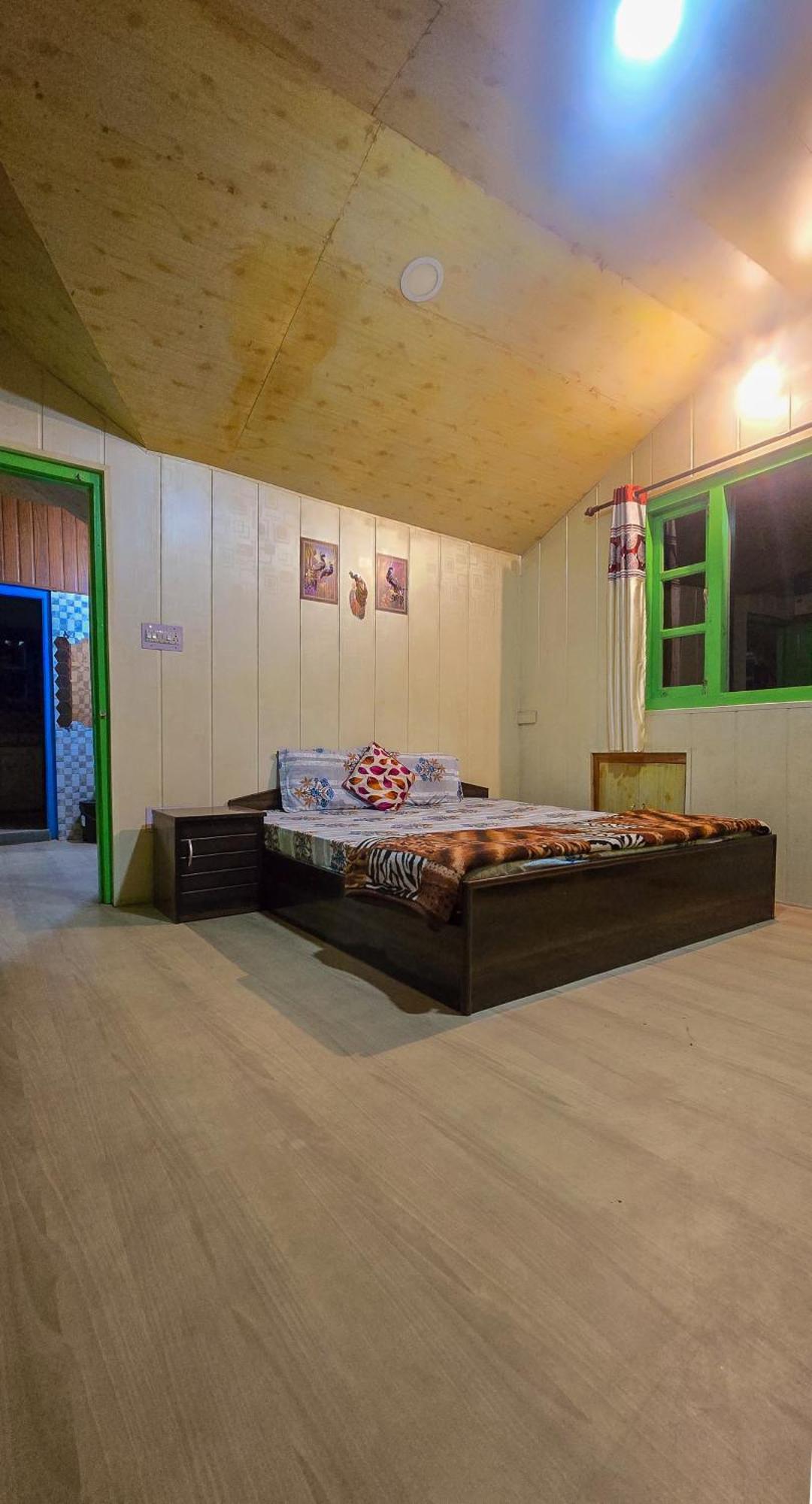 The City Escape Farmstay Shimla Room photo